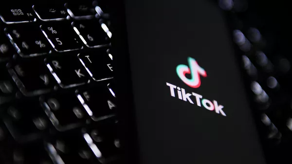 Иконка мобильного приложения TikTok на экране мобильного телефона - Sputnik Казахстан