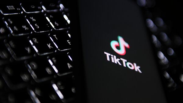 Иконка мобильного приложения TikTok на экране мобильного телефона - Sputnik Қазақстан