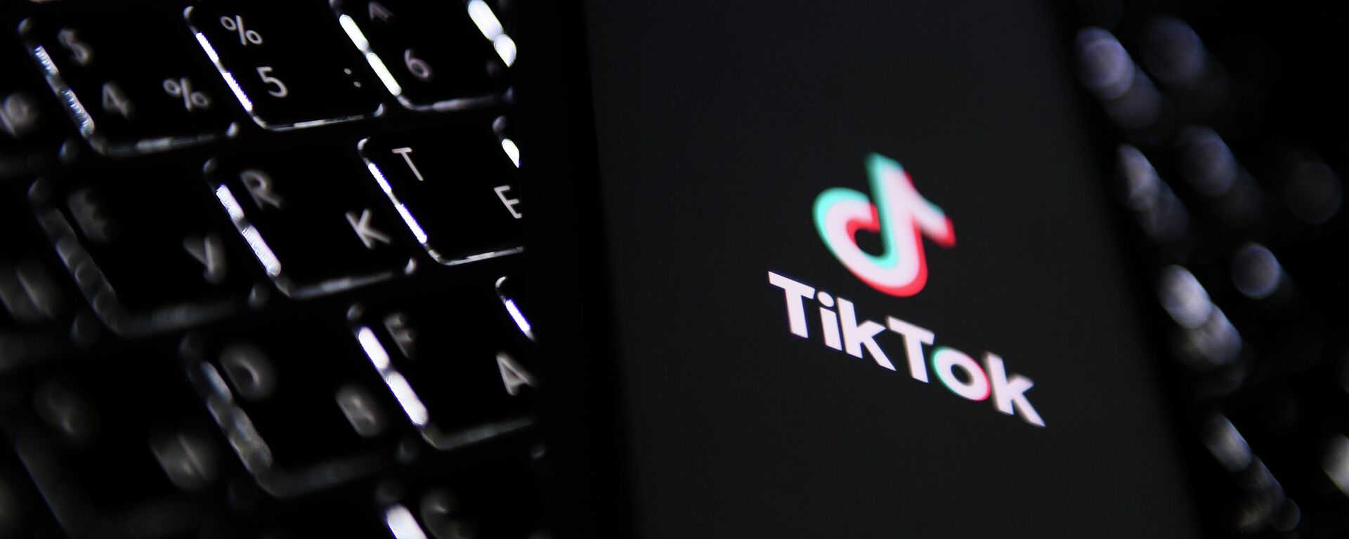 Иконка мобильного приложения TikTok на экране мобильного телефона - Sputnik Казахстан, 1920, 24.04.2024