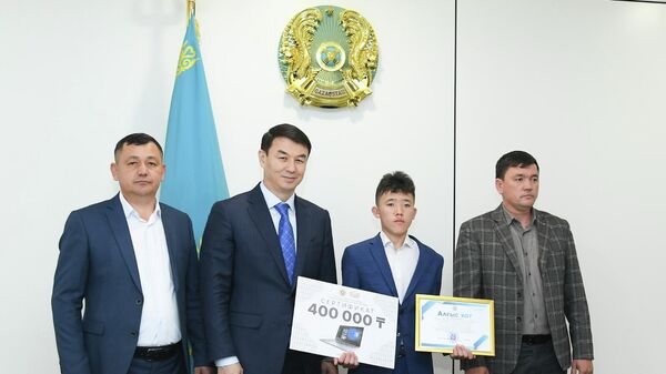 Аким Туркестанской области наградил школьника, спасшего маленького ребенка - Sputnik Казахстан