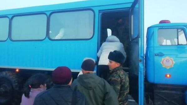 Спасатели перевозят сельчан через подтопленную автодорогу в Жетысуской области  - Sputnik Қазақстан