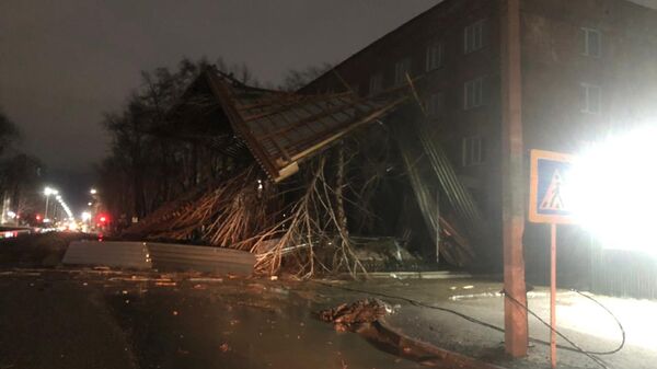 Порывами сильного ветра снесло крыши со здания школы в одном из районов области - Sputnik Казахстан