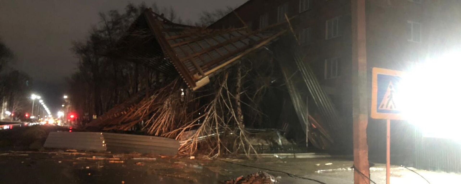 Порывами сильного ветра снесло крыши со здания школы в одном из районов области - Sputnik Казахстан, 1920, 08.03.2023