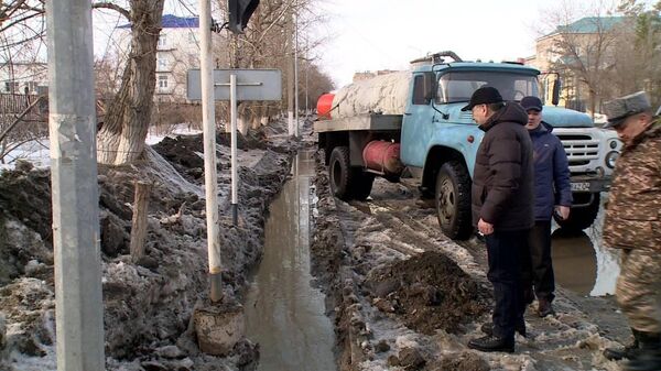 Аким Актюбинской области Ералы Тугжанов наблюдает за откачкой талой воды в областном центре - Sputnik Казахстан