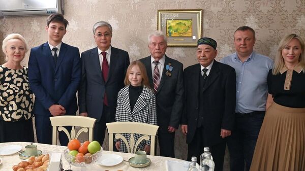 Президент побеседовал со 100-летним ветераном войны Иваном Гапичем и с 96-летним краеведом Жайсаном Акбаем - Sputnik Казахстан
