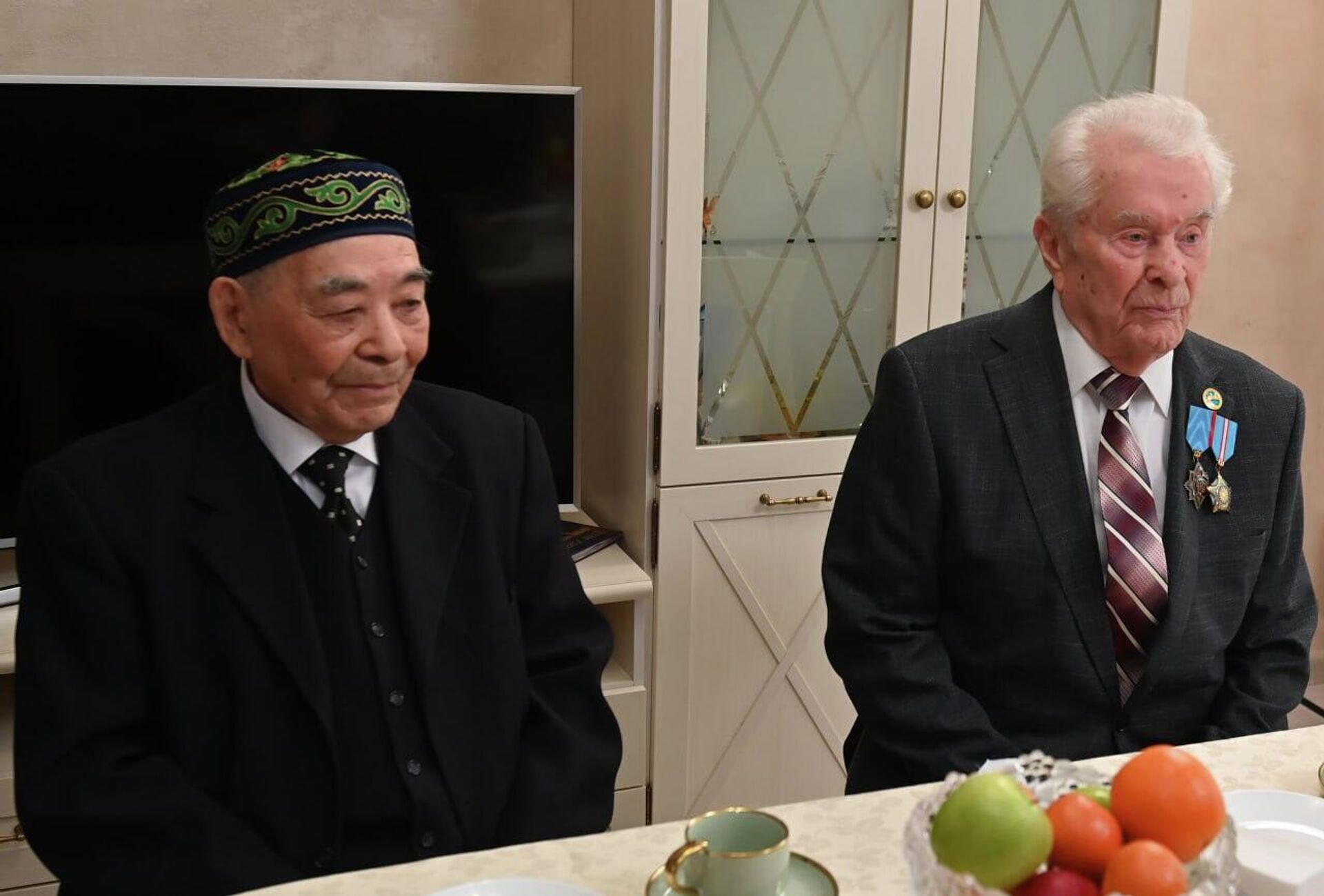 Президент побеседовал со 100-летним ветераном войны Иваном Гапичем и с 96-летним краеведом Жайсаном Акбаем - Sputnik Казахстан, 1920, 09.03.2023