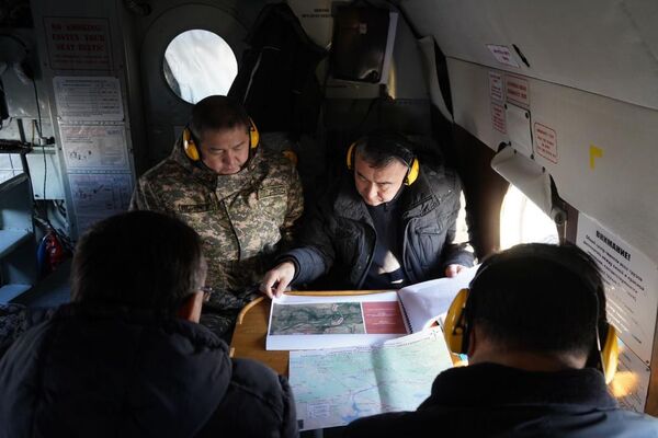 На вертолете МИ-8 проведено аэровизуальное обследование паводкоопасных мест Восточно-Казахстанской области - Sputnik Казахстан