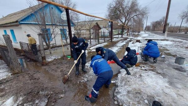 В двух регионах страны продолжаются активные противопаводковые мероприятия - Sputnik Казахстан