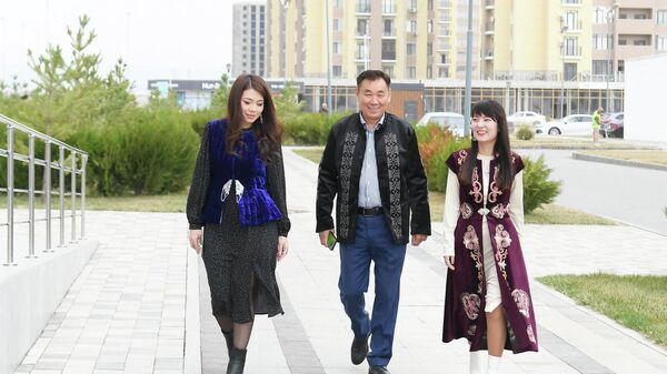 Сотрудники акиматов и государственных учреждений в Туркестанской области пришли на рабочие места в казахских национальных костюмах - Sputnik Казахстан