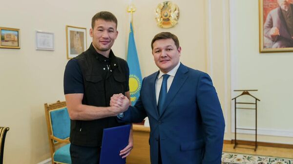 Министр культуры и спорта Асхат Оралов и Шавкат Рахмонов - Sputnik Казахстан