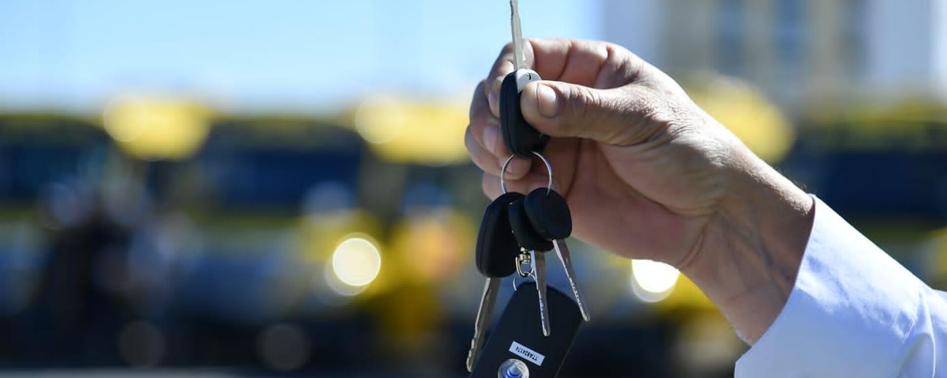 Ерлі-зайыпты блогерлер ұтысқа 10 көлік тікті: министрлік тексеріс бастады - Sputnik Қазақстан, 1920, 24.08.2025