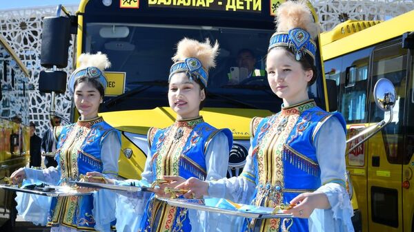 В честь праздника школам Туркестанской области предоставили 71 автобуc - Sputnik Казахстан