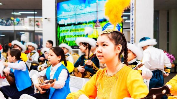 В школах и колледжах Астаны одновременно исполнили казахские кюи - Sputnik Казахстан