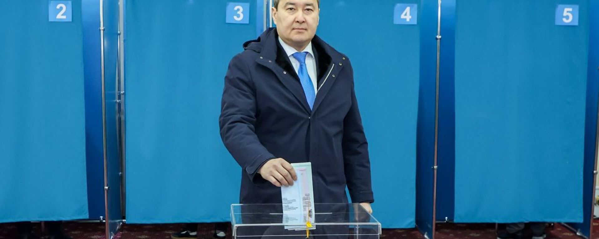 Алихан Смаилов проголосовал на избирательном участке № 111 в Астане - Sputnik Казахстан, 1920, 19.03.2023