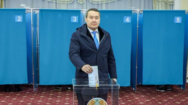 Алихан Смаилов проголосовал на избирательном участке № 111 в Астане - Sputnik Казахстан