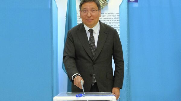 Аким Алматы проголосовал вместе с супругой - Sputnik Казахстан
