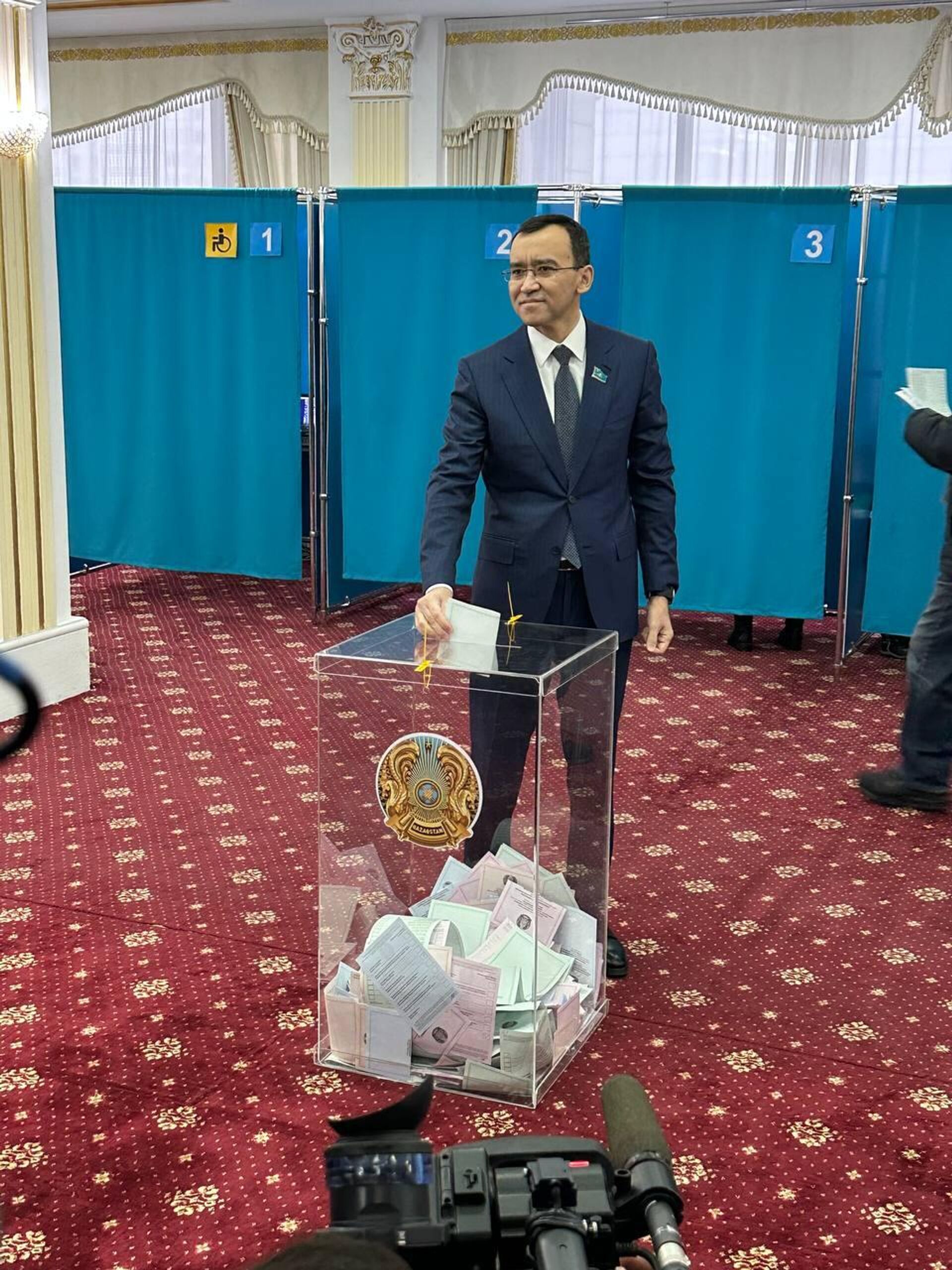 Спикер Сената Казахстана Маулен Ашимбаев проголосовал на выборах в Мажилис - Sputnik Казахстан, 1920, 19.03.2023