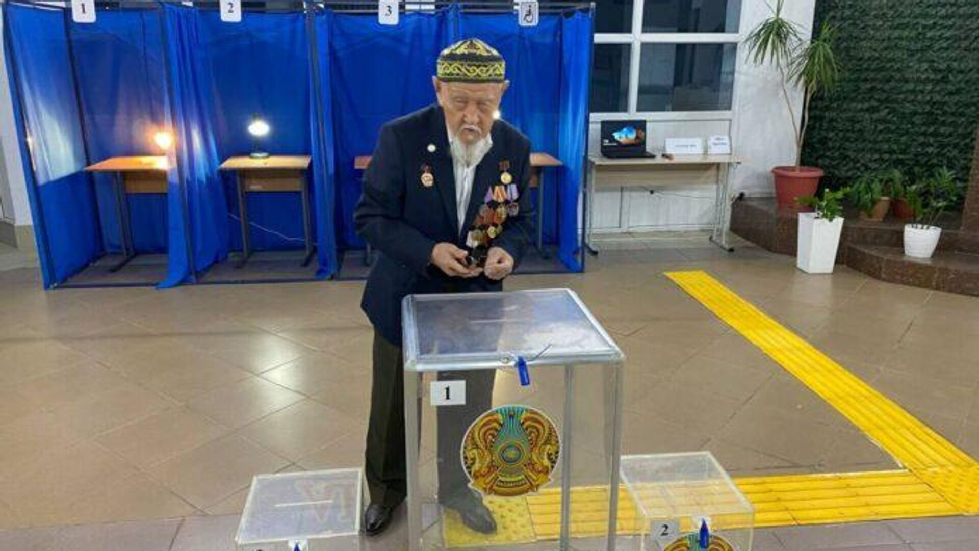 89-летний ветеран тыла проголосовал первым в Шымкенте - Sputnik Казахстан, 1920, 19.03.2023