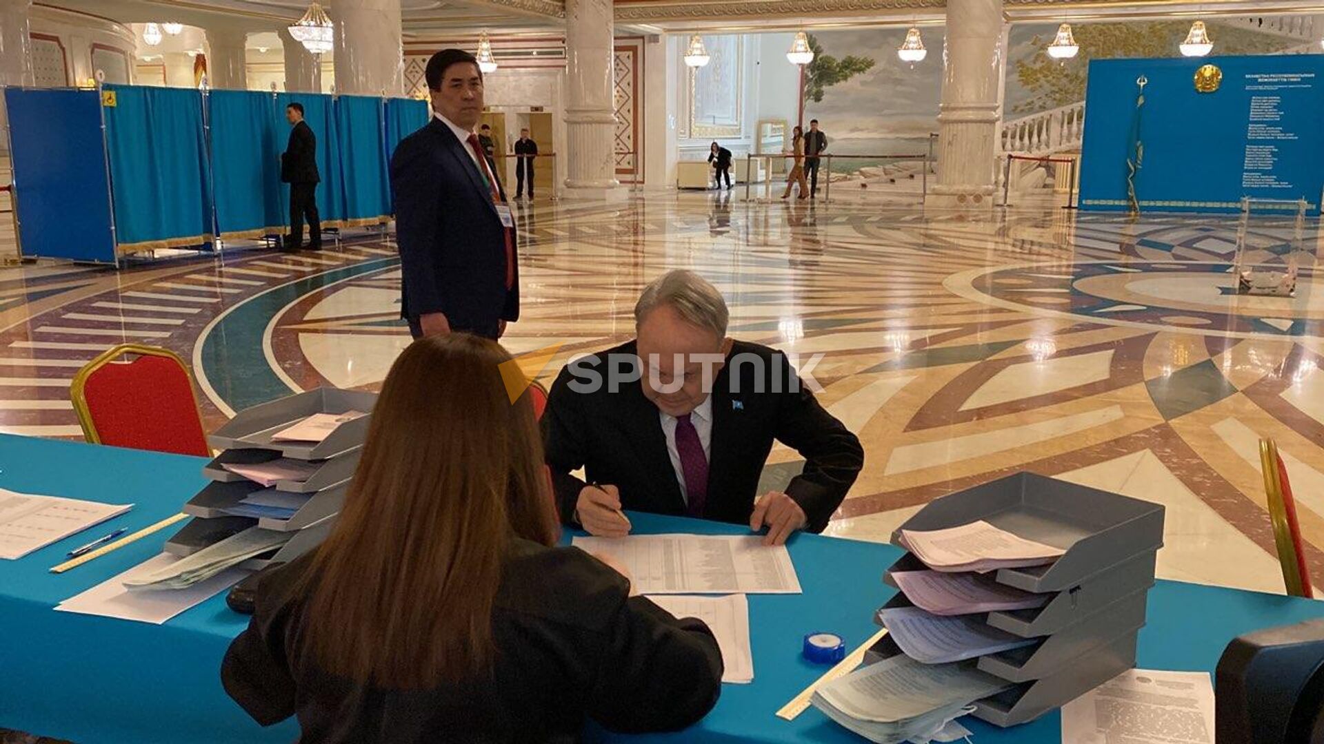 Нурсултан Назарбаев прибыл на избирательный участок - Sputnik Казахстан, 1920, 19.03.2023
