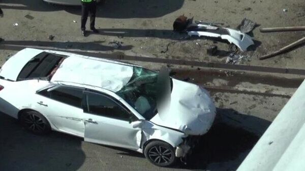 Водитель Volkswagen столкнулся с Toyota во время маневра и ударился о опору моста - Sputnik Казахстан