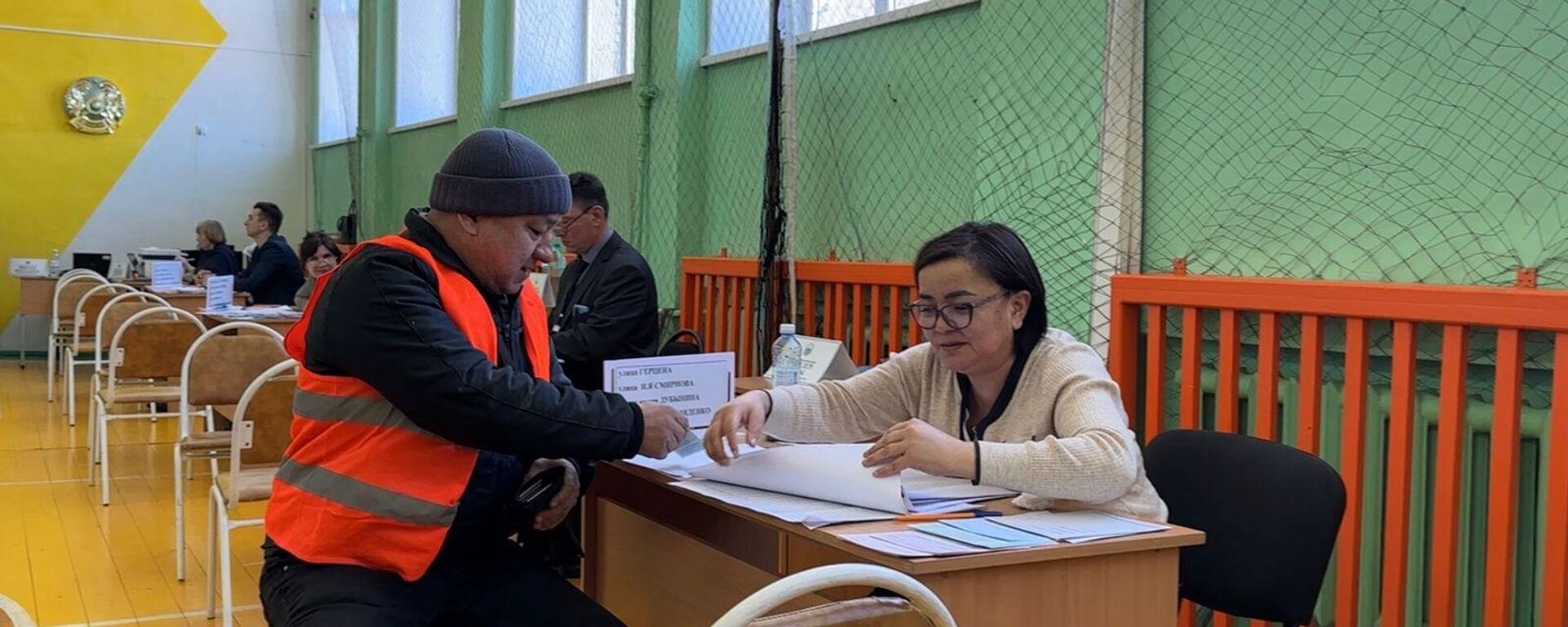 Мужчина приехал голосовать на тракторе в Петропавловске - Sputnik Казахстан, 1920, 20.03.2023
