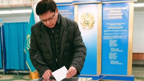 Председатель Народной партии Казахстана Ермухамет Ертысбаев проголосовал на выборах - Sputnik Казахстан