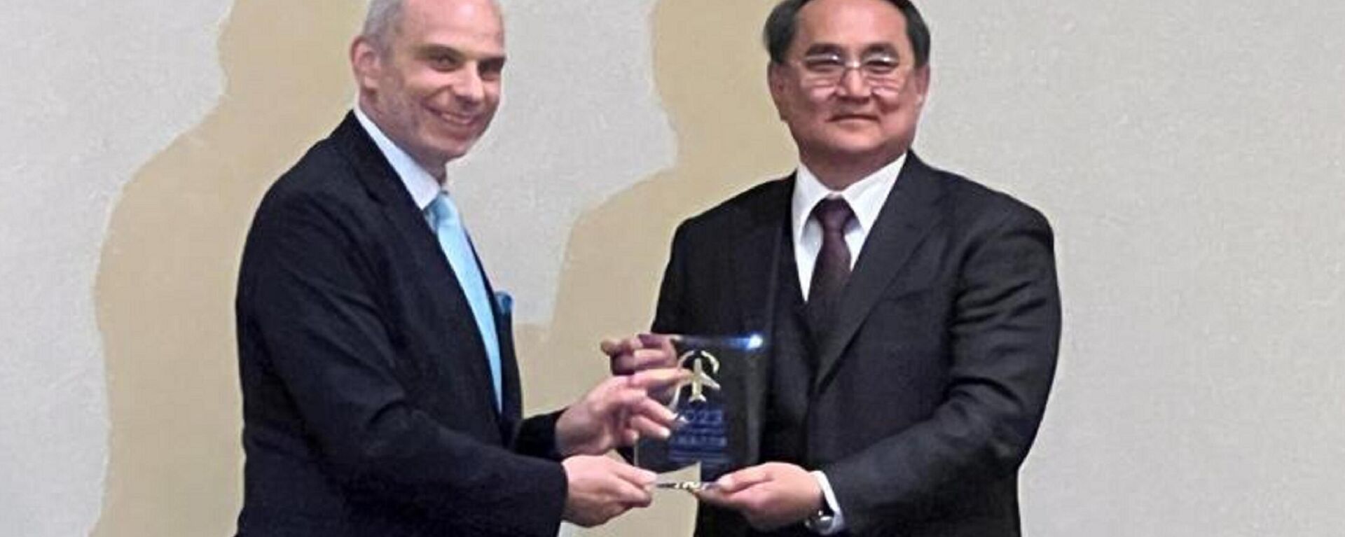 Награда была вручена Послу Казахстана в Канаде Акылбеку Камалдинову - Sputnik Казахстан, 1920, 20.03.2023