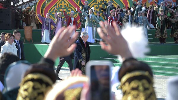 Президент Казахстана Касым-Жомарт Токаев посетил территорию ЭКСПО в Астане, где проходят массовые гуляния по случаю праздника Наурыз и поздравил всех казахстанцев с этим весенним праздником. - Sputnik Казахстан