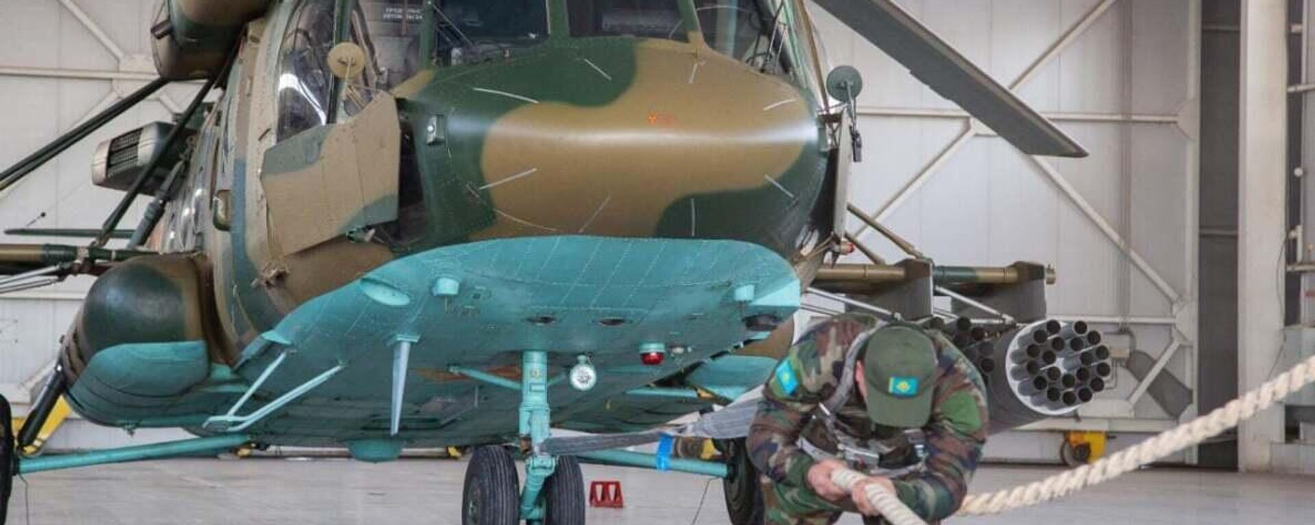 Казахстанский полицейский установил рекорд по буксировке боевого вертолета  - Sputnik Казахстан, 1920, 21.03.2023
