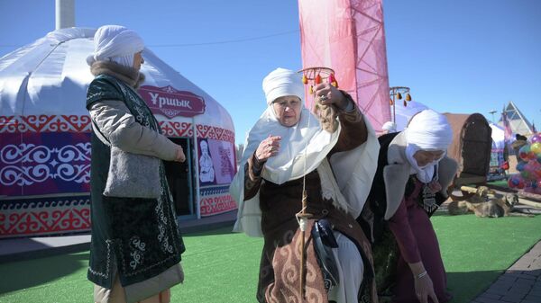 Во время праздника народные умельцы и творческие коллективы демонстрируют казахские народные обряды и ремесла. - Sputnik Казахстан