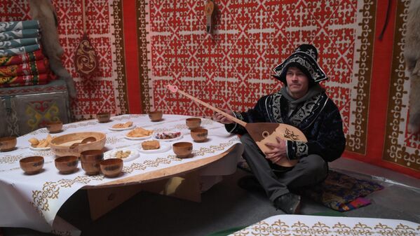 За общим дастарханом аксакалы делились своими теплыми пожеланиями с молодежью. - Sputnik Казахстан