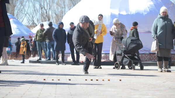 Во время народных гуляний состязания по национальным видам спорта проводят прямо на улице. - Sputnik Казахстан