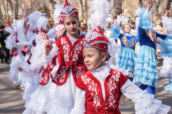 Люди встречают праздник народными песнями и танцами. - Sputnik Казахстан