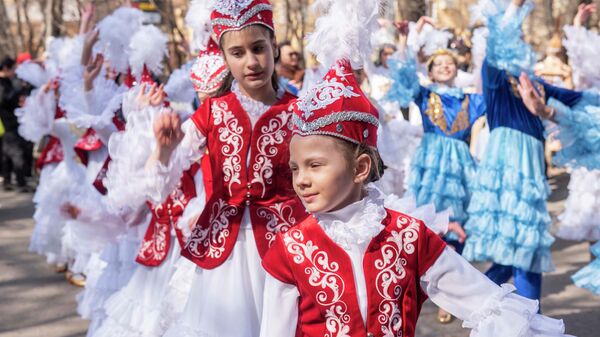 Народные гуляния на Наурыз в Алматы - Sputnik Казахстан