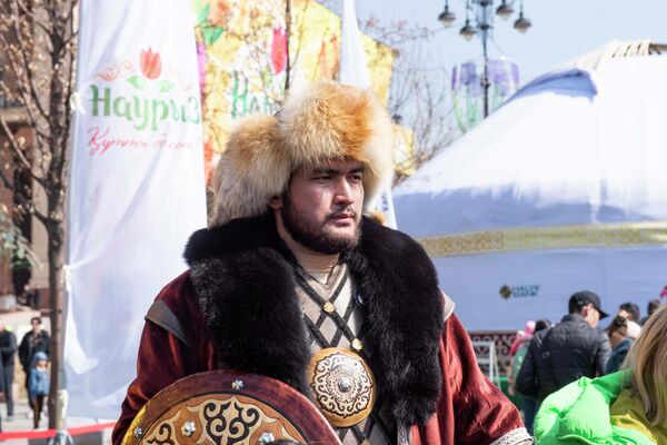 Актеры и простые люди одеваются в нарядные национальные костюмы, примеряя на себя образы именитых казахских батыров, создавая атмосферу праздника. - Sputnik Казахстан