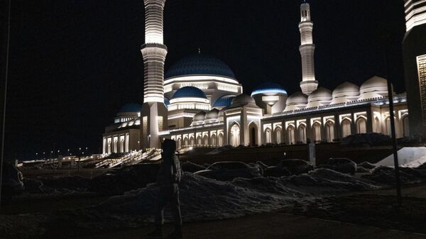 В мечетях столицы прошел первый таравих-намаз. Он знаменует собой начало священного для всех мусульман месяца Рамазан. - Sputnik Казахстан