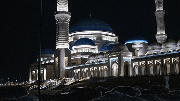 В мечетях столицы прошел первый таравих-намаз. Он знаменует собой начало священного для всех мусульман месяца Рамазан. - Sputnik Казахстан