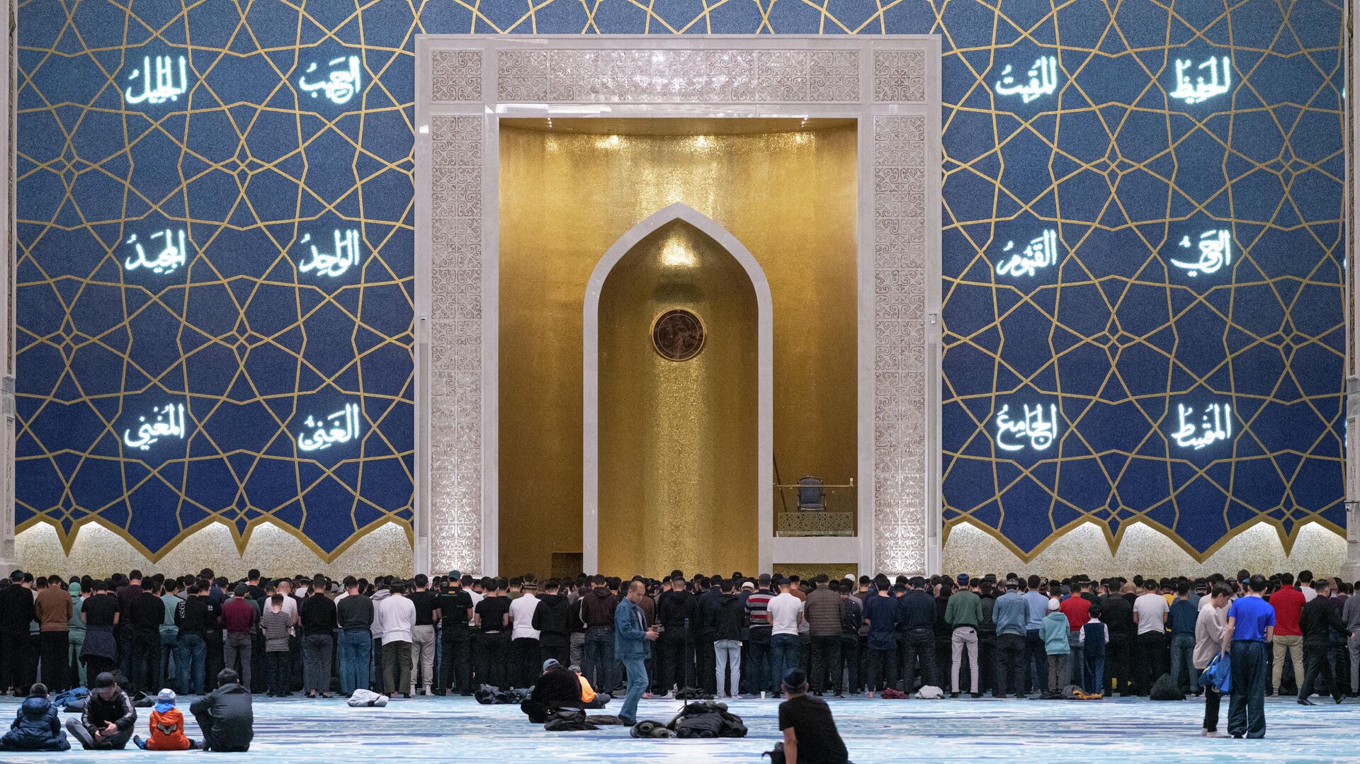 В мечетях столицы прошел первый таравих-намаз. Он знаменует собой начало священного для всех мусульман месяца Рамазан. - Sputnik Казахстан, 1920, 05.03.2024