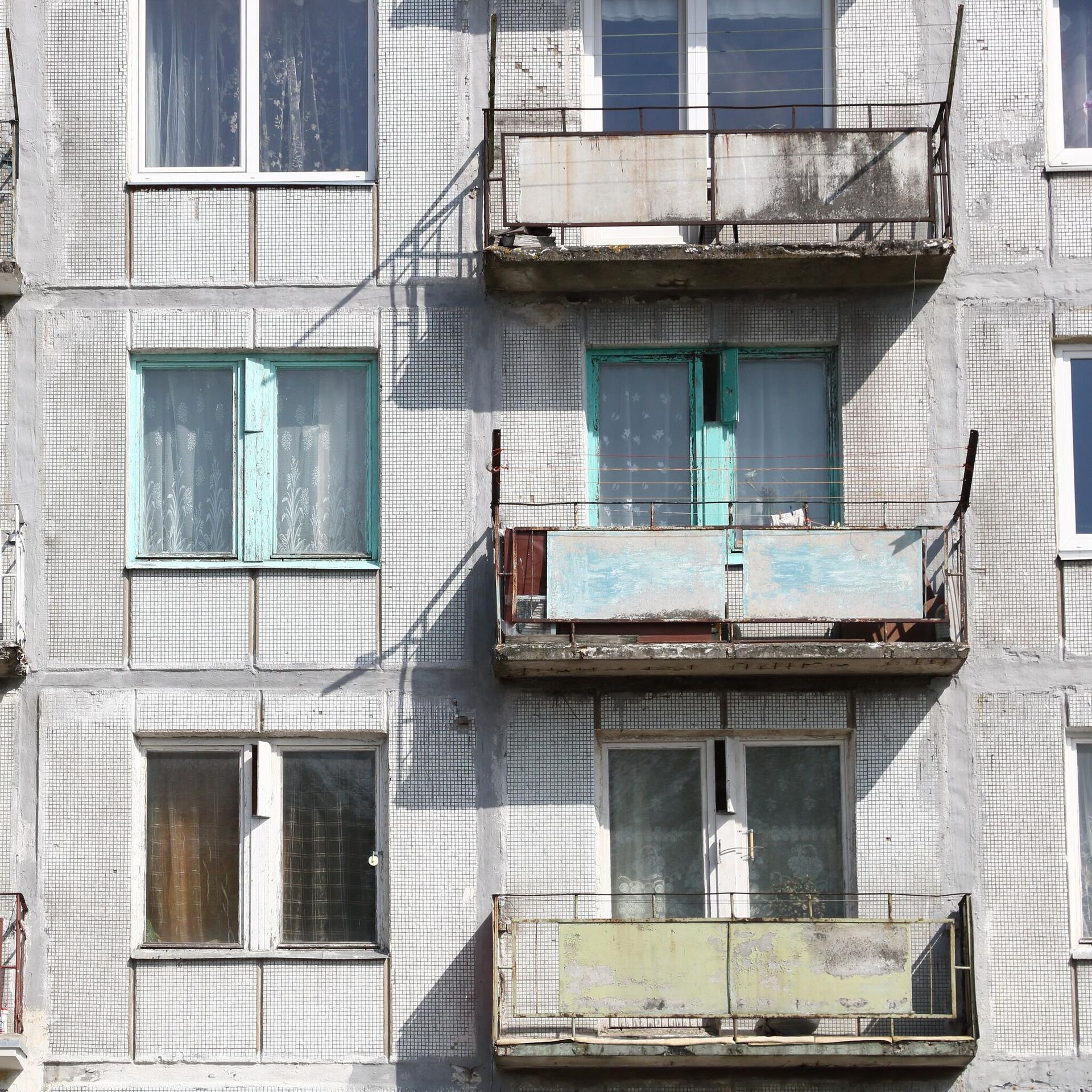 Можно продавать квартиры в аварийном доме. Советский балкон. Многоэтажные дома. Балкон панельного дома. Балкон в панельном доме.