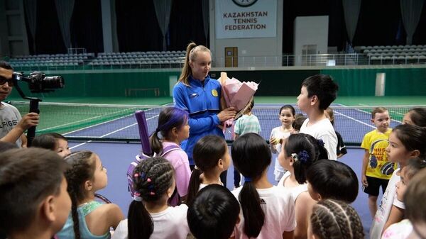 Елена Рыбакина с юными теннисистами - Sputnik Казахстан