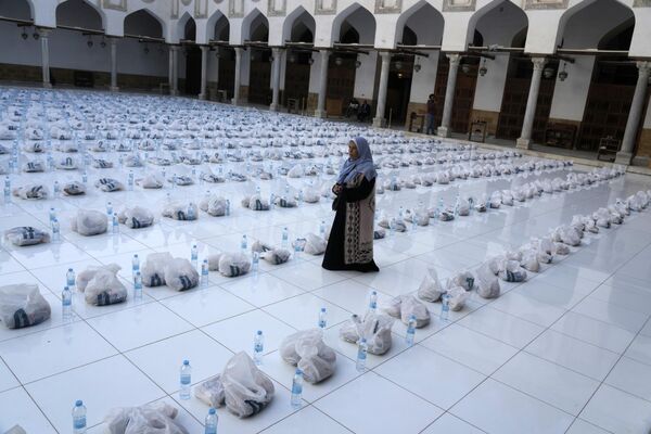 Рамадан - великий пост у мусульман, который длится 30 дней. На фото: волонтер проверяет количество розданной еды в Каире, Египет. - Sputnik Казахстан