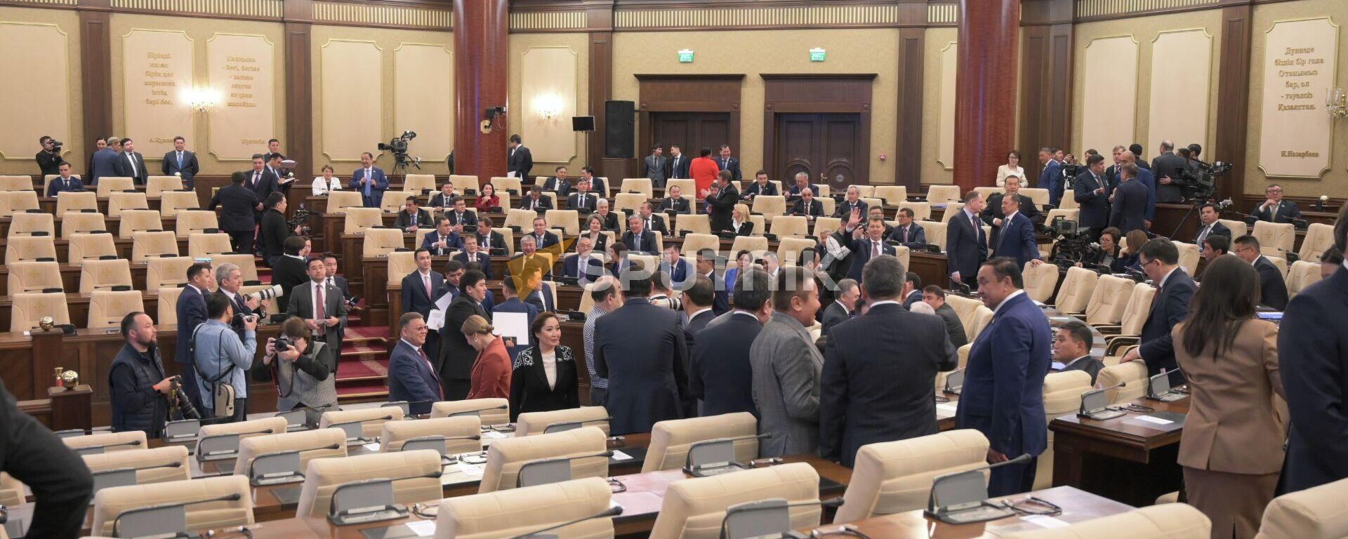 Участники совместного заседания палат парламента  - Sputnik Казахстан, 1920, 14.06.2024
