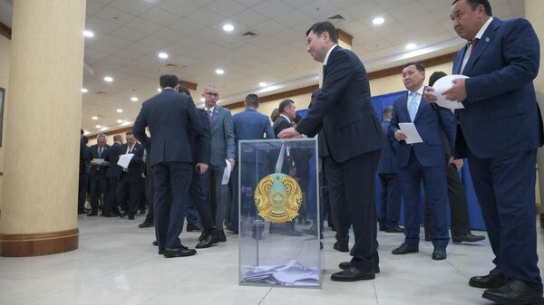 Мажилисмены голосуют за кандидатуру спикера палаты - Sputnik Казахстан