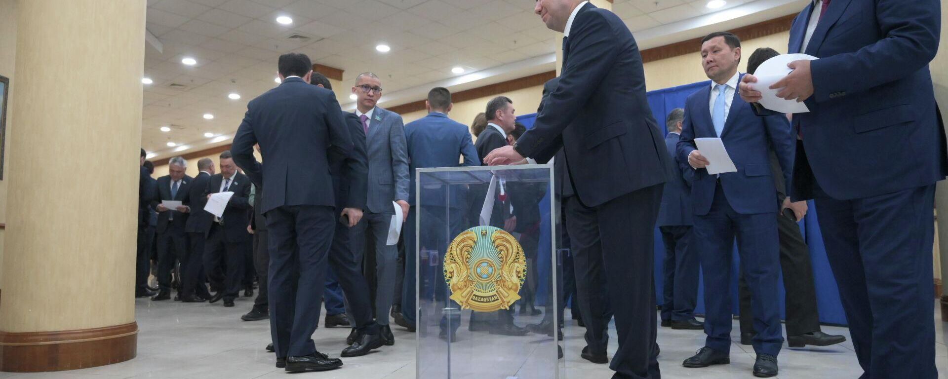 Мажилисмены голосуют за кандидатуру спикера палаты - Sputnik Казахстан, 1920, 29.03.2023