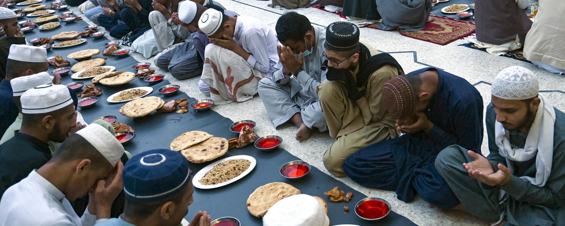 Преданные мусульмане молятся в первый день священного месяца Рамадан в Пешаваре, Пакистан - Sputnik Казахстан, 1920, 29.03.2023