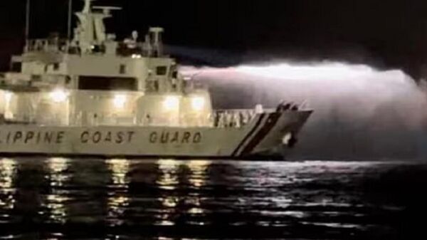 По меньшей мере 12 человек погибли в результате пожара на коммерческом судне у побережья Филиппин  - Sputnik Казахстан