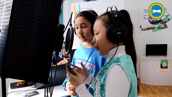 Школьники озвучивают зарубежные мультфильмы на казахском языке в Павлодарской области  - Sputnik Казахстан