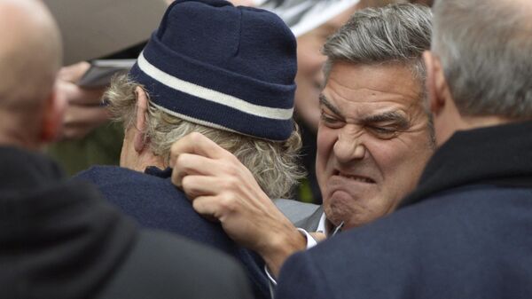 Актер Джордж Клуни и американский актер Билл Мюррей шутят на 64-м кинофестивале Берлинале - Sputnik Казахстан