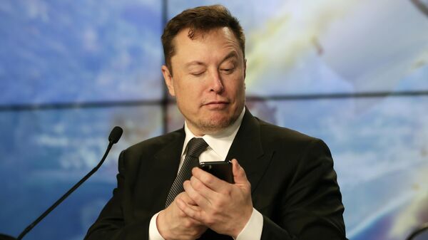 Основатель SpaceX Илон Маск шутит с журналистами, делая вид, что ищет ответ на вопрос по мобильному телефону во время пресс-конференции - Sputnik Казахстан