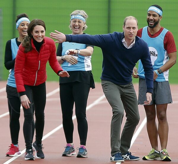Герцогиня Кембриджская Кэтрин и принц Уильям веселятся во время эстафеты на благотворительном спортивном мероприятии в Олимпийском парке королевы Елизаветы в Лондоне.  - Sputnik Казахстан